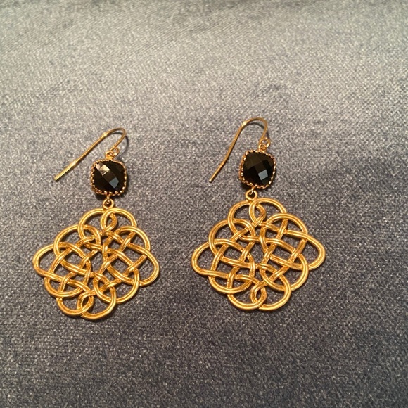 Elegant Gold Filigree Earrings with Black Onyx Stones. - Picture 3 of 7